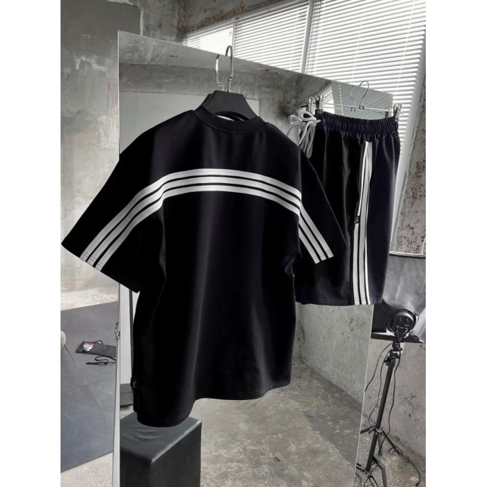 Oversize костюм з акцентними смужками