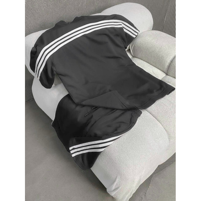Oversize костюм з акцентними смужками