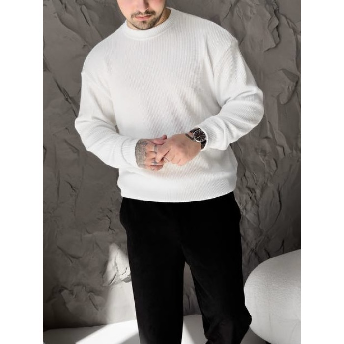 Об'ємний в'язаний светр