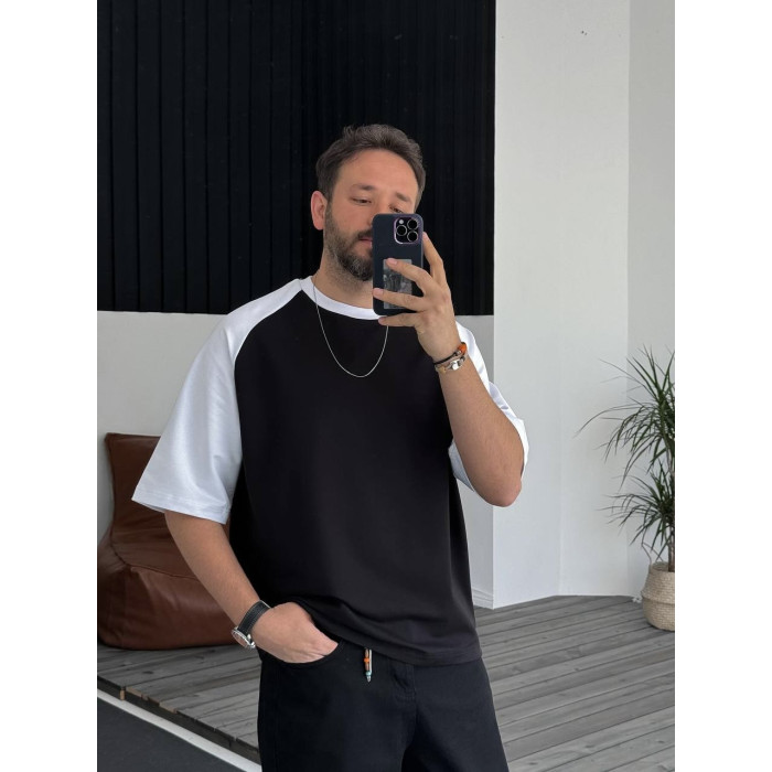 Oversize футболка з акцентними рукавами