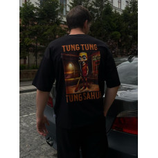 Об'ємна футболка з принтом