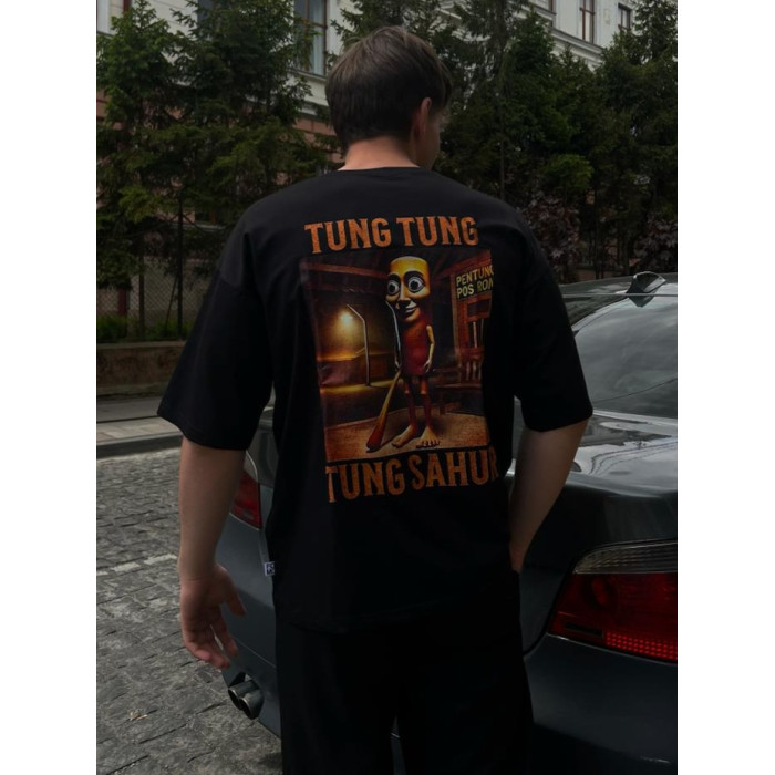 Об'ємна футболка з принтом